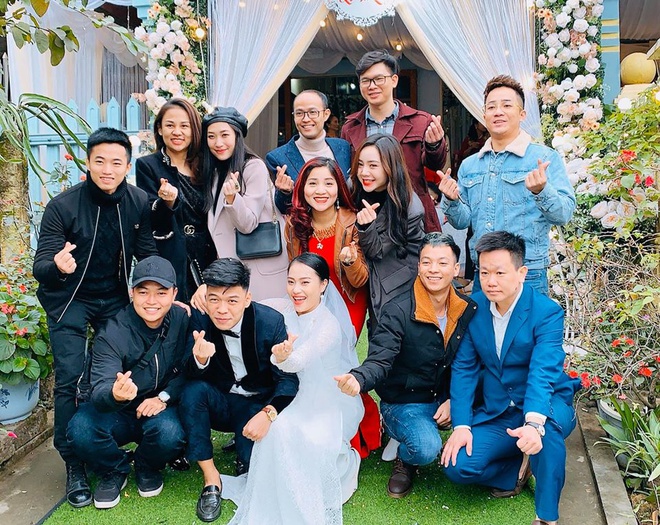 Chú rể Trung Ruồi và cô dâu Ngọc Hà chụp ảnh cùng bạn bè trong đám cưới tại Yên Bái.