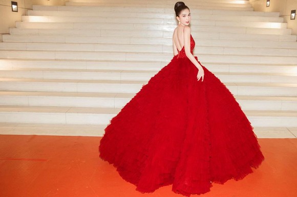 Ngọc Trinh diện đầm xòe lộng lẫy như 'bà hoàng' trên thảm đỏ nhan sắc thủ đô.  