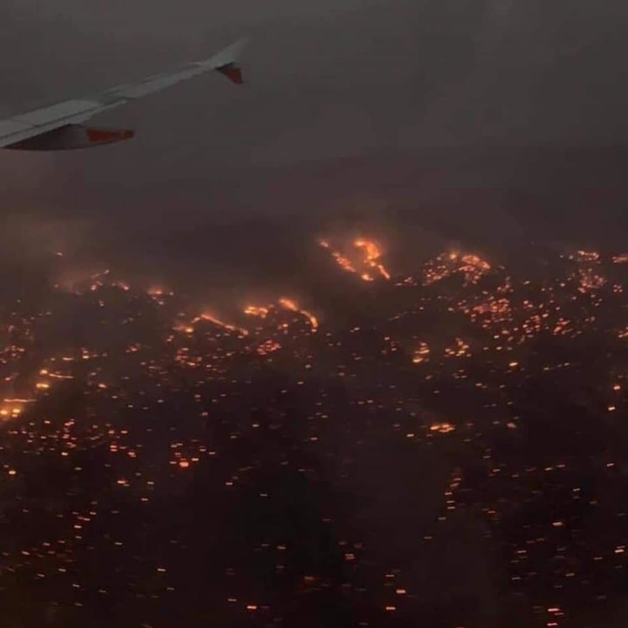 Hình ảnh chụp từ máy bay đang làm nhiệm vụ cứu hỏa.