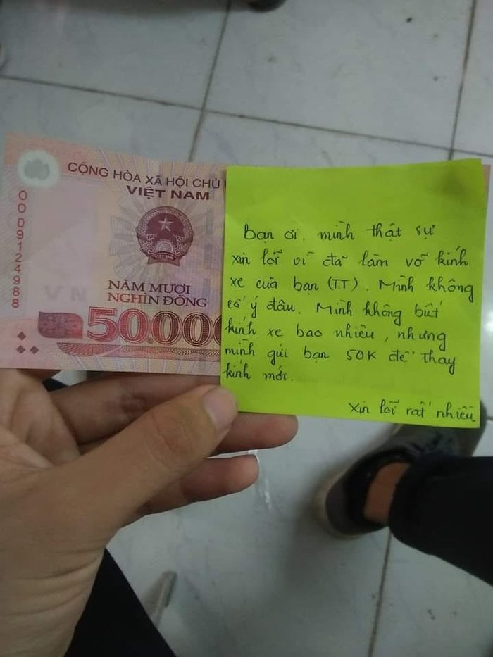 Tờ giấy note cùng số tiền mà nam sinh để lại cho chủ nhân của chiếc xe máy.