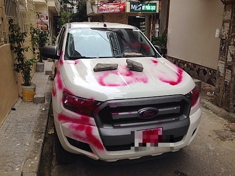 Chiếc xe bị phun sơn hồng kín mít khi đỗ trong con ngõ hẹp.