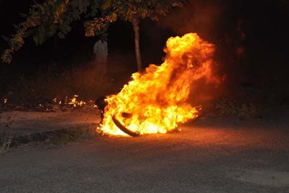Chiếc xe máy bốc cháy ngùn ngùn sau sự việc.
