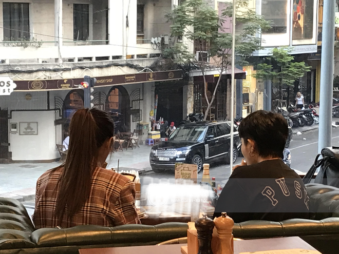 Gil Lê và Hoàng Thuỳ Linh bị bắt gặp hẹn hò tại một quán cafe ở trung tâm TP.HCM.