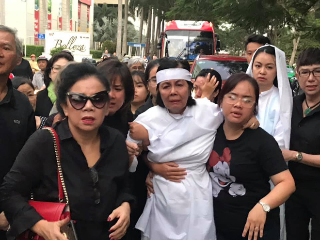 Ca sĩ Bích Trâm liên tục ngã quỵ khi đưa tiễn chồng.