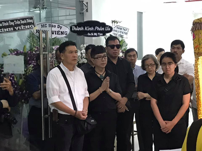 Ca sĩ Long Nhật đến nhìn mặt đàn anh lần cuối.