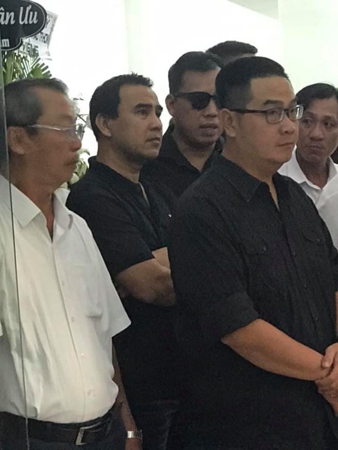 Quyền Linh lặng lẽ đến tiễn biệt nam diễn viên “Ván bài lật ngửa”.