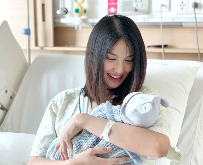 Khoảnh khắc Lan Khuê bên con trai đầu lòng.