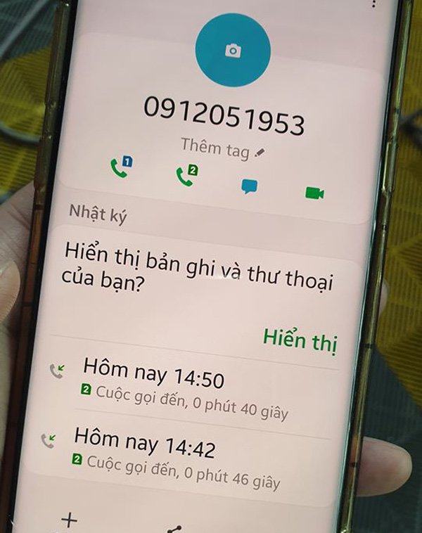Số máy lạ gọi điện thông báo con bị sốt và yêu cầu bố mẹ đến đón.