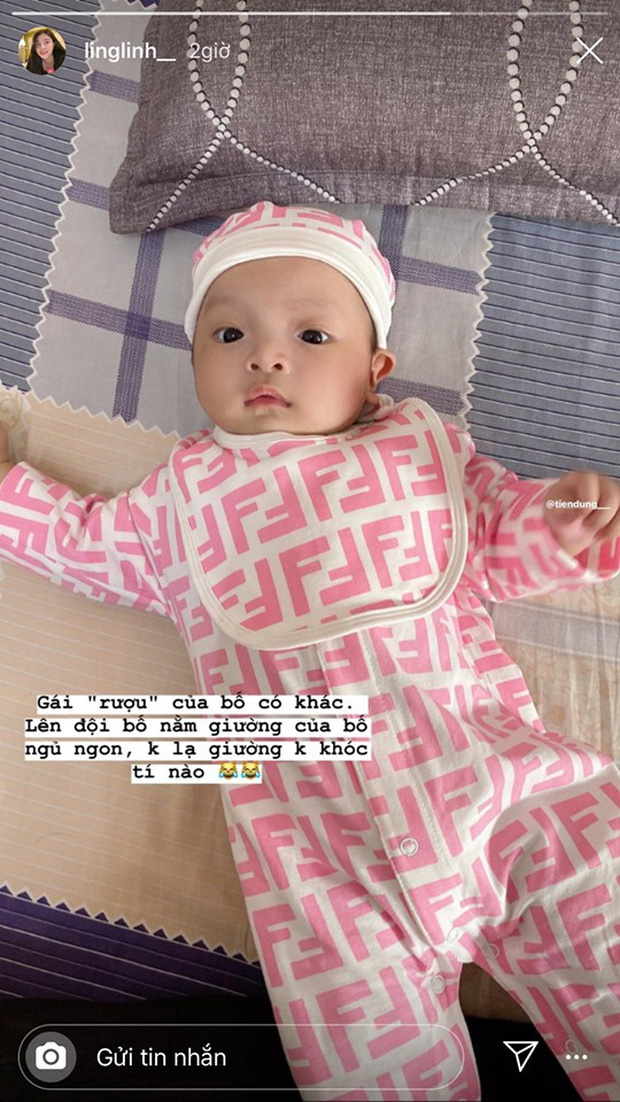 Mới 2 tháng tuổi, con gái Bùi Tiến Dũng đã diện toàn đồ hàng hiệu đắt tiền.