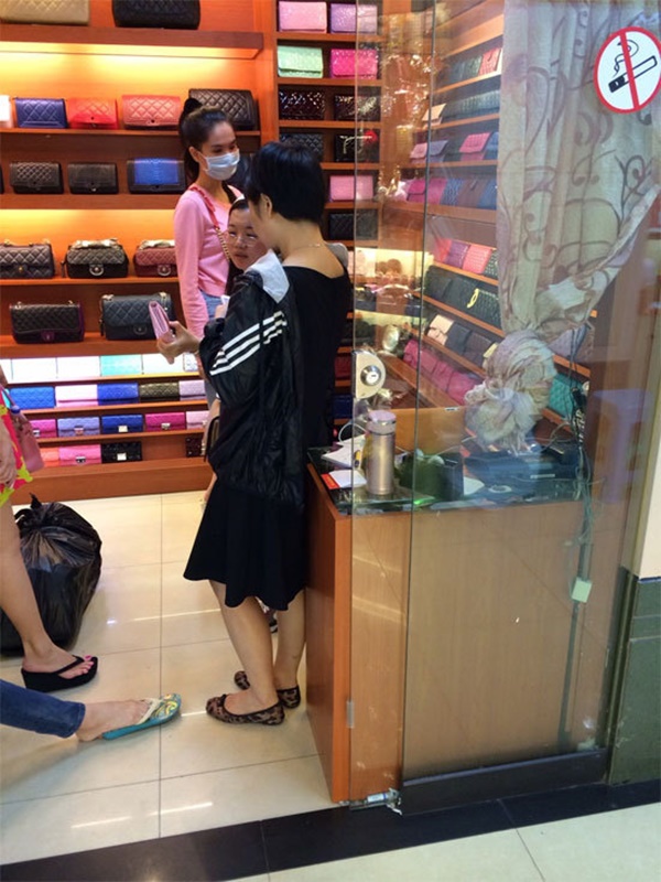  Loạt hình ảnh Ngọc Trinh xem túi fake ở Quảng Châu.
