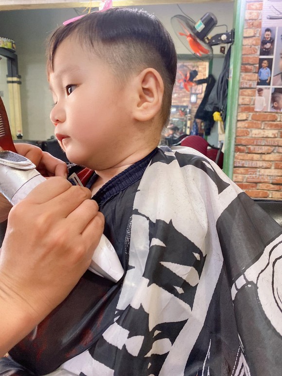 Lâm Khánh Chi đăng ảnh con trai ngoan ngoãn ngồi hớt tóc. Cậu bé vô cùng đáng yêu.  