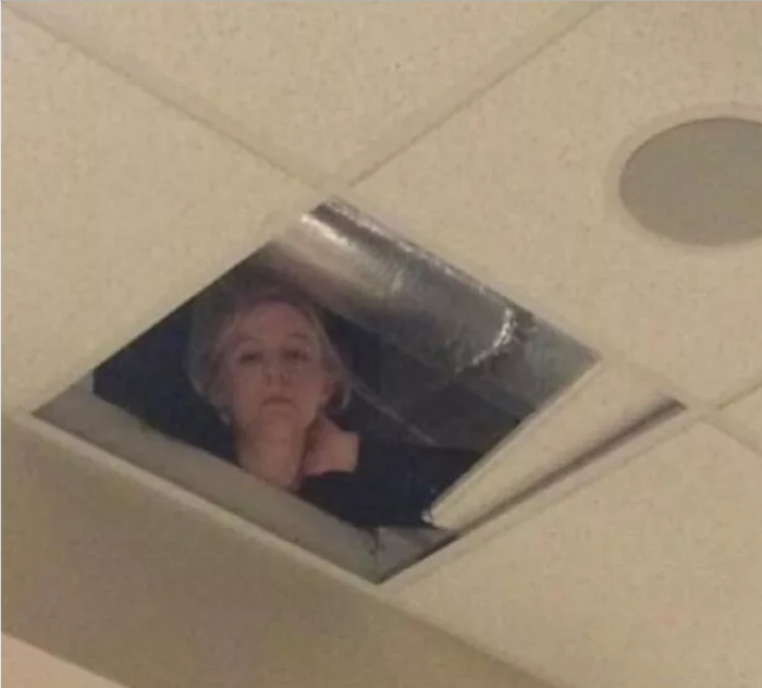 Cô giáo lén lên trần nhà để theo dõi học sinh làm bài.