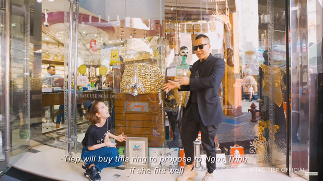 Mới đây, trên kênh Youtube của Vũ Khắc Tiệp đã đăng tải clip tiếp theo trong chuyến du lịch Dubai của anh cùng với Ngọc Trinh. Theo đó khi xuất hiện tại chợ vàng, Vũ Khắc Tiệp dẫn Ngọc Trinh đi xem nhẫn vàng lớn nhất thế giới, nặng gần 6kg và nói: “Tôi sẽ mua chiếc nhẫn vàng 5,17 kg để cầu hôn Ngọc Trinh”.    