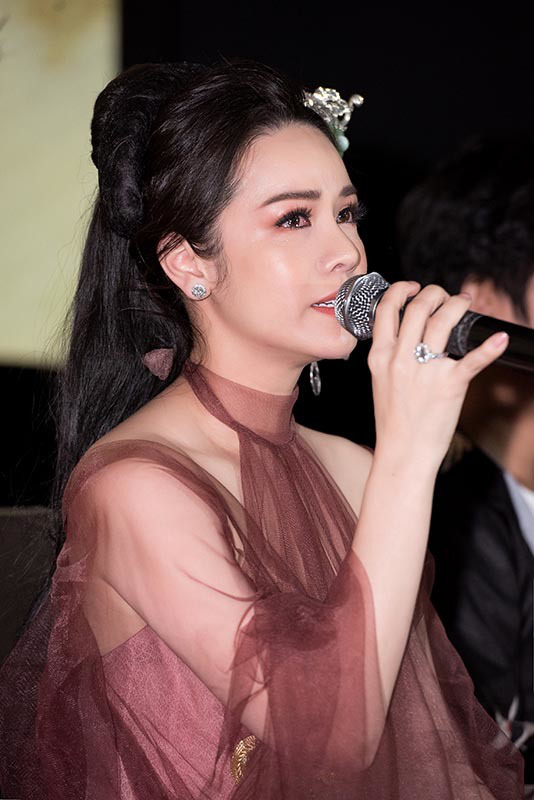 Vừa qua, Nhật Kim Anh đã tổ chức họp báo ra mắt sản phẩm âm nhạc mới của mình mang tên Tam tuần tứ nguyệt. Sau họp báo, cô đã chia sẻ nhiều điều với công chúng và báo chí, về tình hình cuộc sống hiện tại cũng như dự định trong tương lai: 