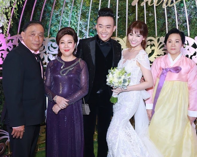 Ngày 25/12/2016, Trấn Thành và Hari Won chính thức kết hôn. Đám cưới diễn ra hoành tráng với sự tham dự của nhiều sao Việt nổi tiếng.