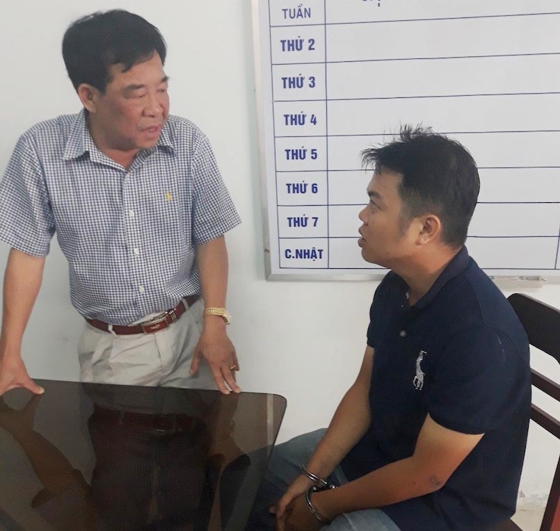 Đại tá Phan Thanh Quân, Phó giám đốc Công an tỉnh Trà Vinh đang hỏi nhanh đối tượng Nguyễn Quốc Toàn.