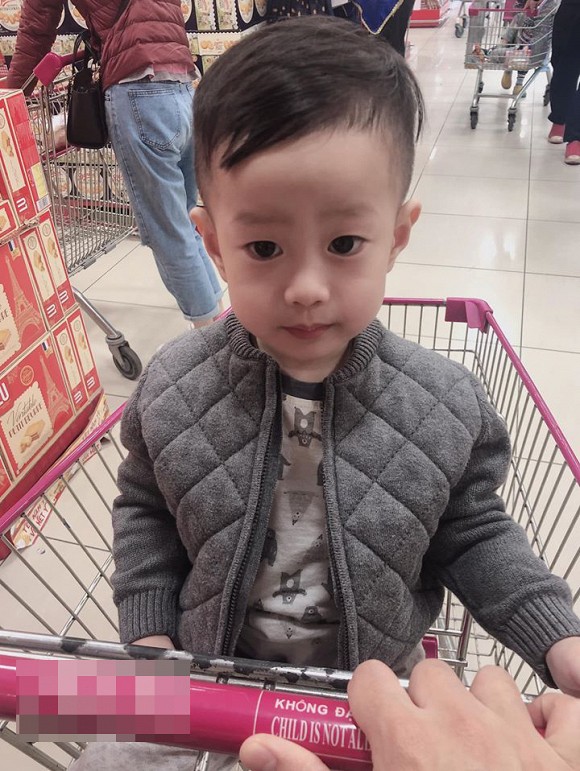 Việt Anh cho biết sau một thời gian ở với bố, con trai đã viết đi siêu thị và thanh toán chuyên nghiệp.  