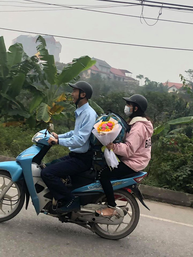 Anh chàng vừa ra quân đã được người yêu mang xe đến đón về nhà.