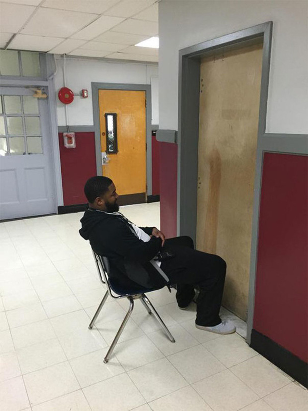 Thầy giáo chặn ghế trước cửa khi bắt quả tang học sinh trốn trong nhà vệ sinh để hút thuốc.