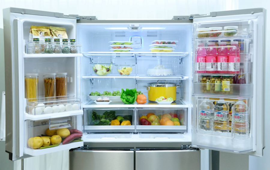 Thường xuyên lau dọn tủ lạnh giúp tiết kiệm tủ lạnh