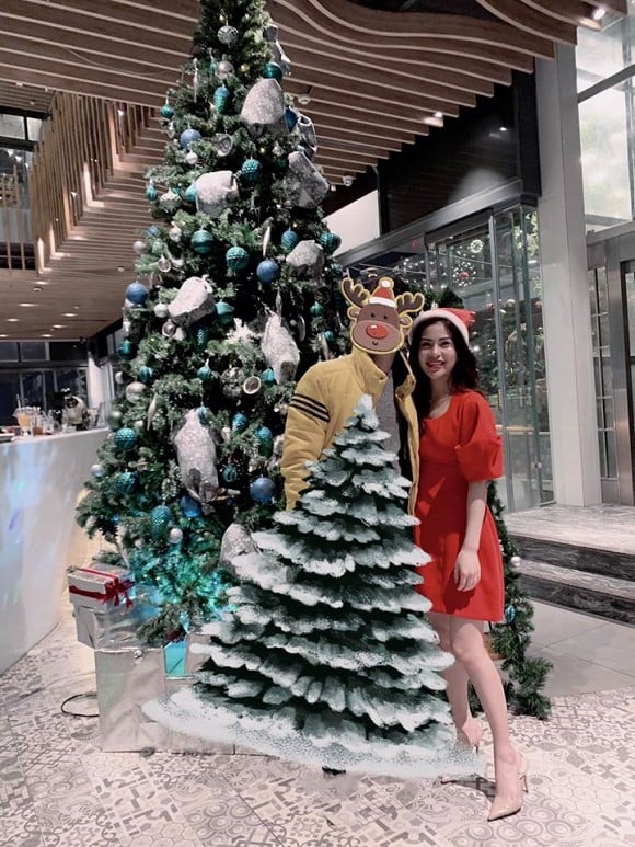 Hình ảnh vợ cũ Việt Anh đăng tải vào dịp Noel làm dấy lên nghi án cô đã có bạn trai mới.