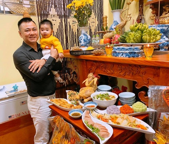 Mặc dù đang bận chăm hai con nhỏ nhưng vợ của nghệ sĩ Tự Long vẫn khéo tay vào bếp chuẩn bị những món ngon để cúng ông Táo về chầu trời.  