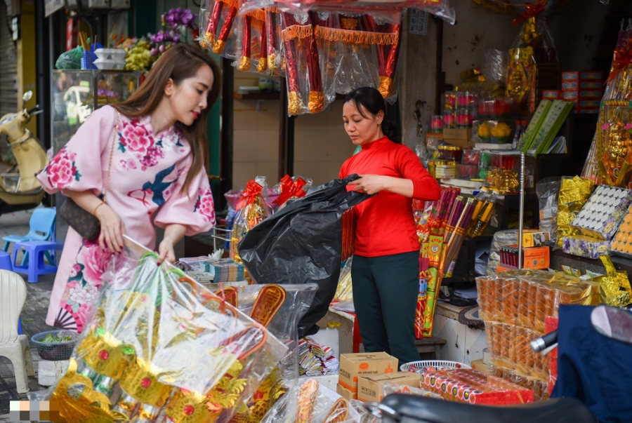 Dù khá bận rộn với các lịch trình quay phim, chụp hình, tham dự sự kiện nhưng bản thân Quỳnh Nga cũng đã tranh thủ đi chợ sắm đồ lễ cúng Táo quân theo phong tục truyền thống.
