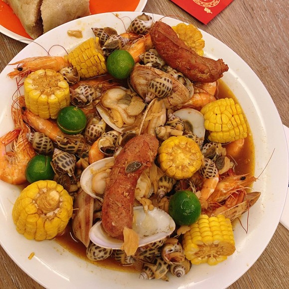 Chính đại gia Đức An đã xắn tay vào bếp làm món ngon chiêu đãi mọi người.