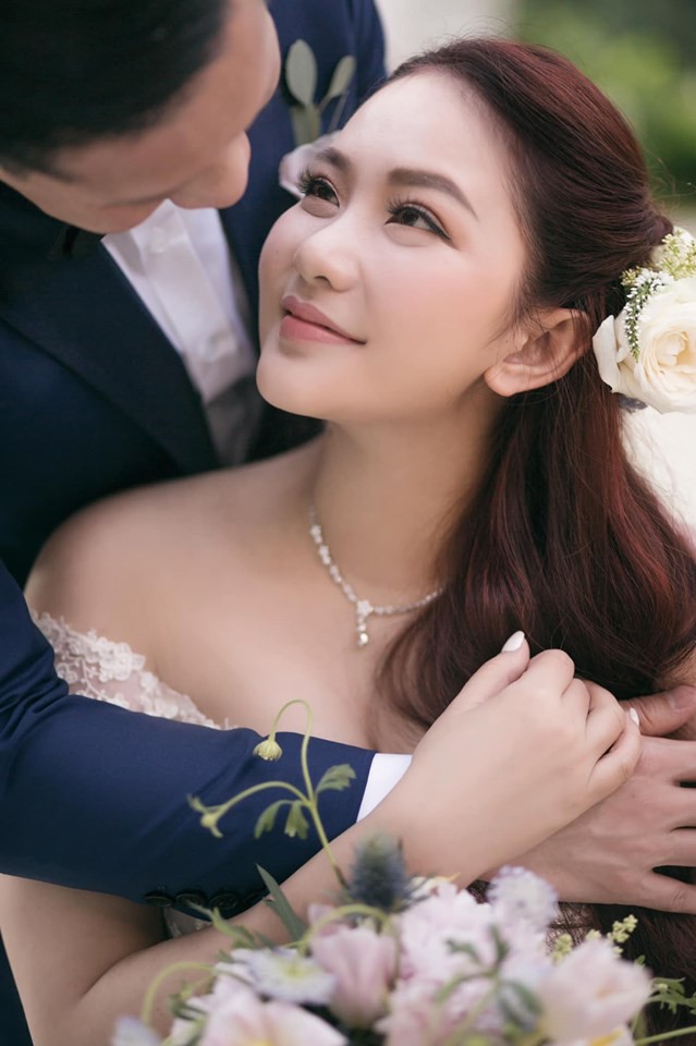 Nhan sắc của bà mẹ một con được nhận xét xinh đẹp, đằm thắm, phong cách trang nhã, thanh lịch, ngọt ngào đầy quyến rũ.