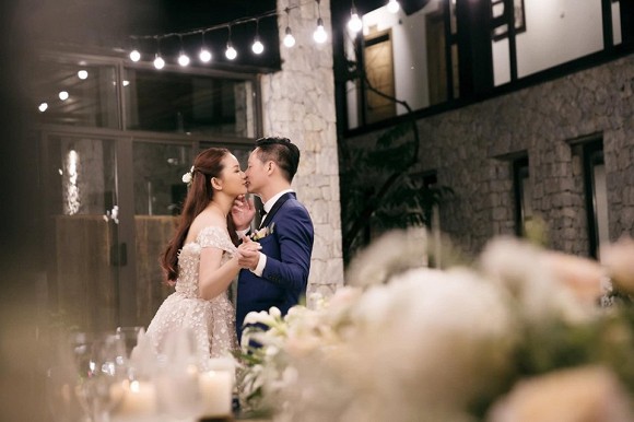 Ông xã Đức An của cô diện vest bảnh bao, lịch lãm.