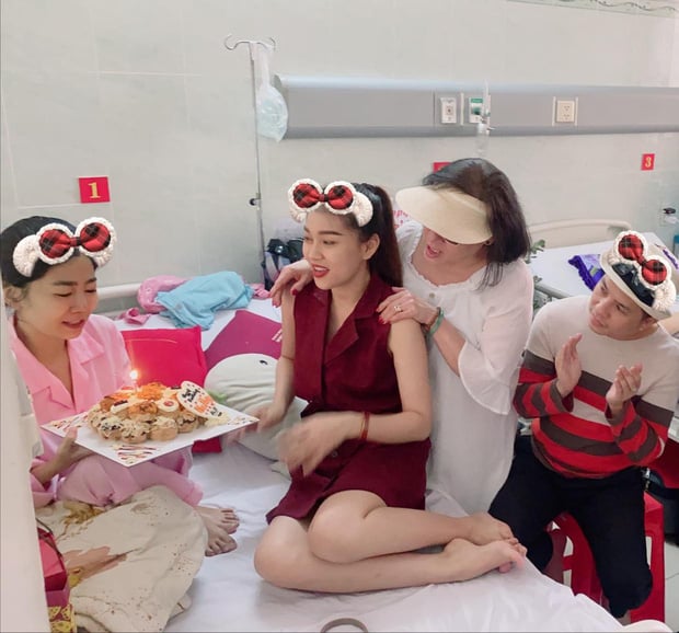 Mai Phương được nhóm bạn thân mừng sinh nhật trong bệnh viện.  