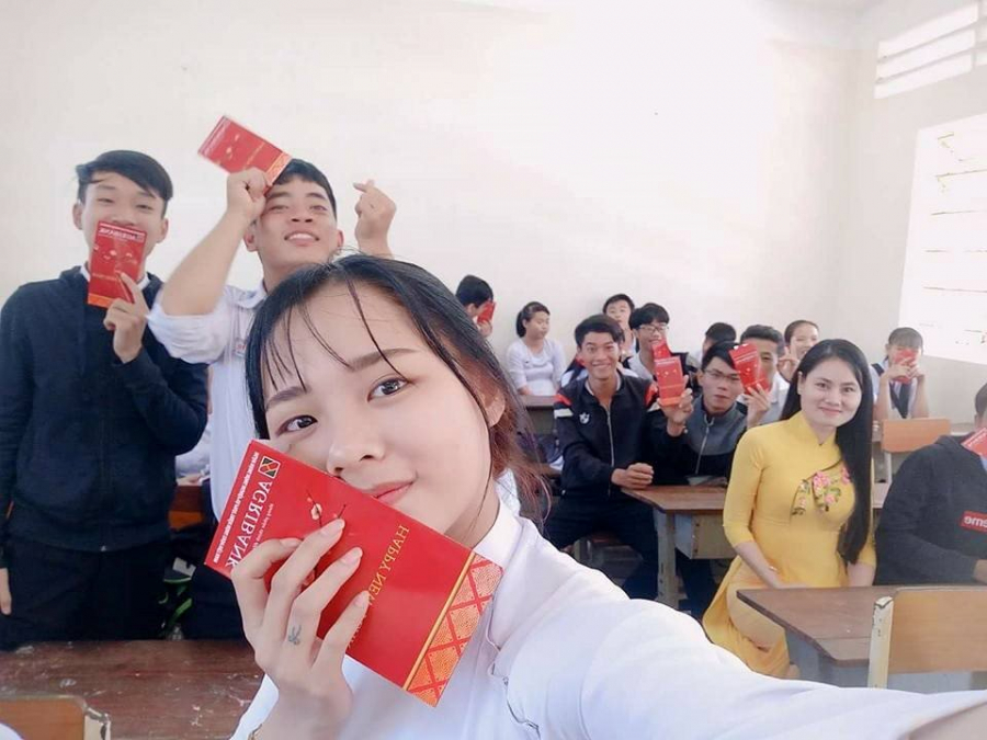 Cả lớp vui mừng chụp ảnh khi nhận được lì xì từ cô giáo.