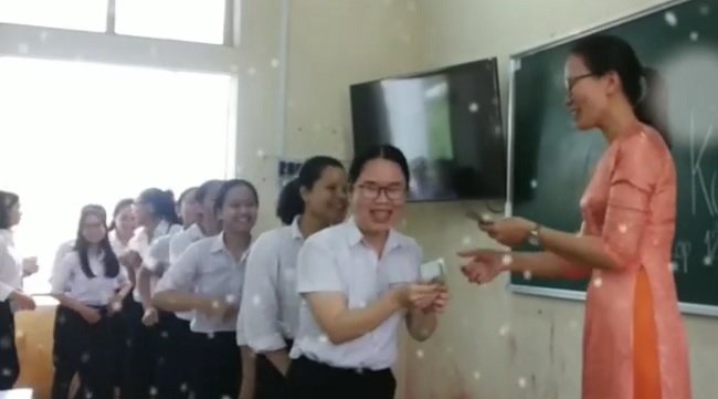 Học sinh hào hứng nhận tiền lì xì của cô giáo.