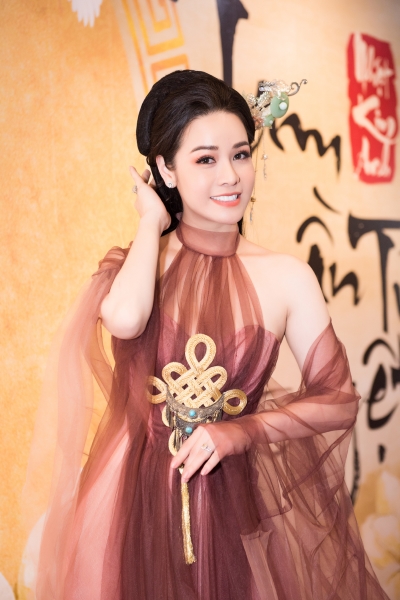 Nhật Kim Anh diện trang phục cổ trang, vô cùng xinh đẹp trong buổi ra mắt MV Tam Tuần Tứ Nguyệt.
