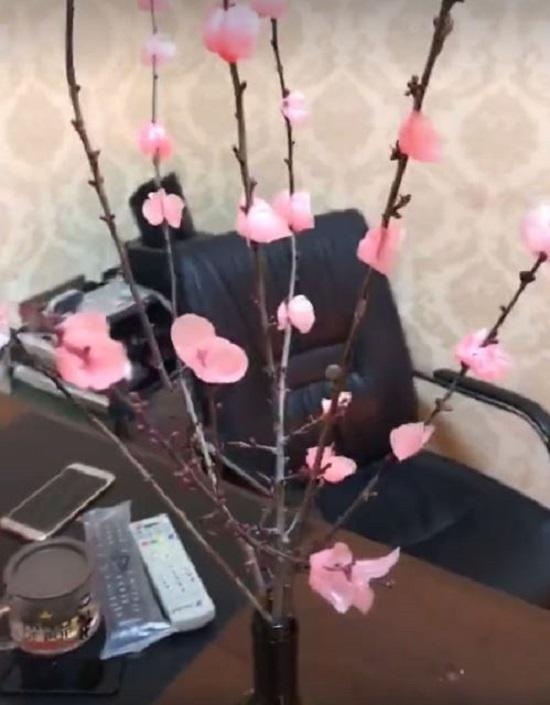 Cành đào chẳng bao giờ sợ héo mà có thể trang trí quanh năm.