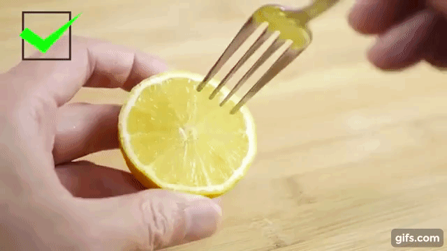 Dùng dĩa đâm nhẹ vào quả chanh sẽ giúp chanh dễ vắt hơn và thu được nhiều nước hơn.