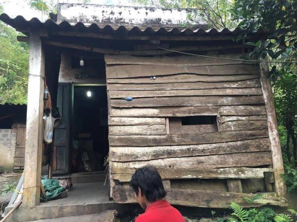 Ngôi nhà dựng tạm của cụ ông và người con trai.