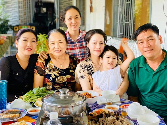 Hình ảnh Nhật Kim Anh và con trai quây quần bên gia đình.    