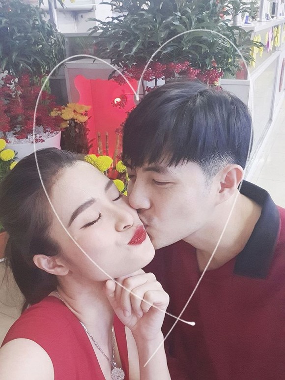 Đông Nhi đăng ảnh chúc mừng năm mới với nụ hôn ngọt ngào của chồng.