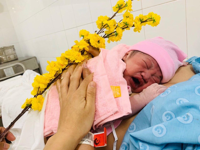 Một em bé chào đời trong thời khắc chuyển giao từ năm cũ sang năm mới tại Bệnh viện Từ Dũ. 