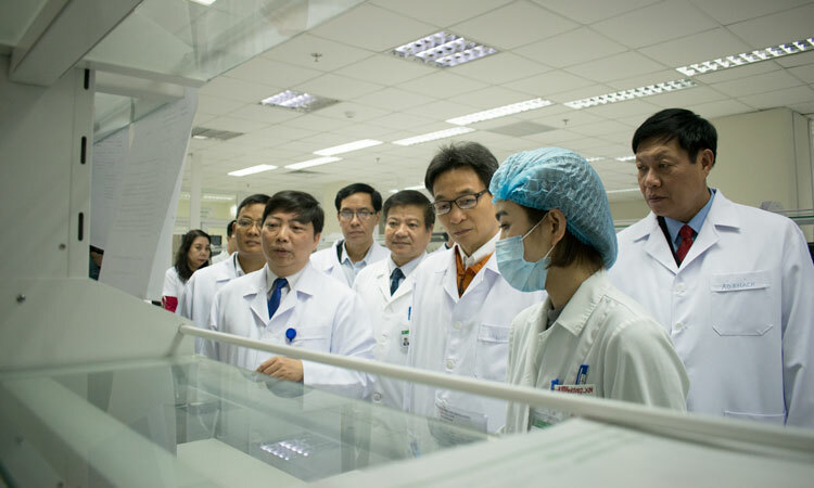 Phó Thủ tướng Vũ Đức Đam đến kiểm tra công tác chống dịch viêm phổi cấp mới tại Bệnh viện Bệnh nhiệt đới Trung ương cơ sở Kim Chung, Đông Anh, Hà Nội.