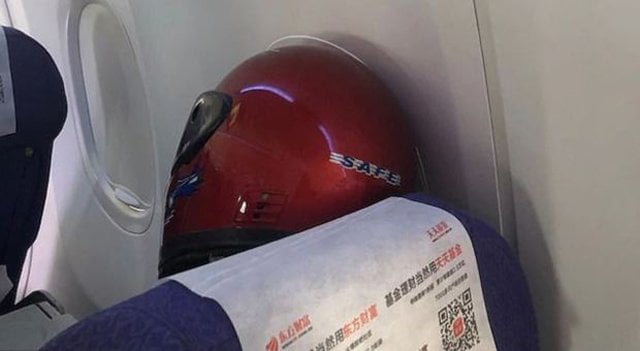 Có người thậm chí còn đội mũ bảo hiểm khi đi máy bay để phòng nhiễm bệnh.