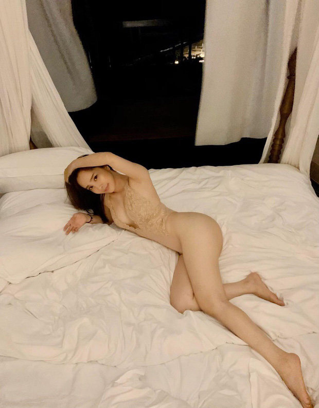 Mới đây, trên trang cá nhân, diễn viên Quỳnh Nga khiến khán giả phát sốt khi đăng tải hình ảnh diện bikini màu da khoe trọn đường cong cơ thể. Đi kèm là dòng chú thích, cô viết: 