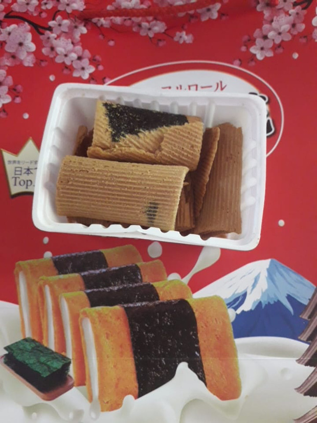 Hình ảnh minh họa là bánh xốp phủ một lớp socola ở bên ngoài nhưng sản phẩm bên trong lại khác xa.