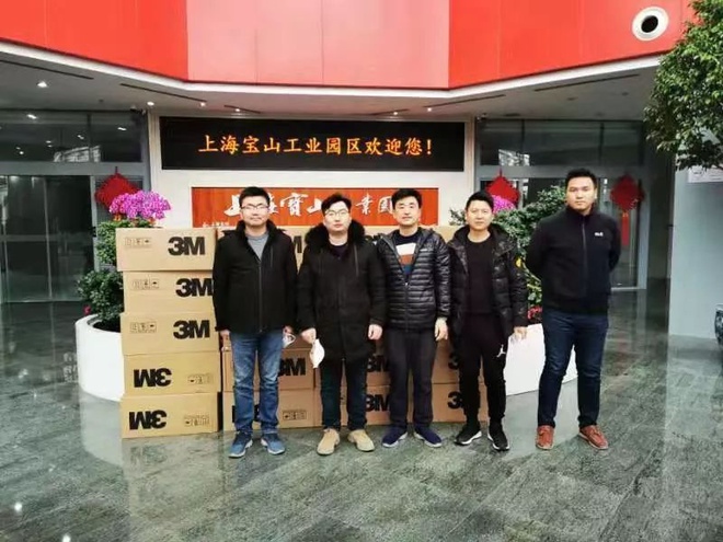 Guo Jigang cùng những người bạn đã phát hơn 6000 chiếc khẩu trang chuyên dụng cho cư dân ở Thượng Hải.