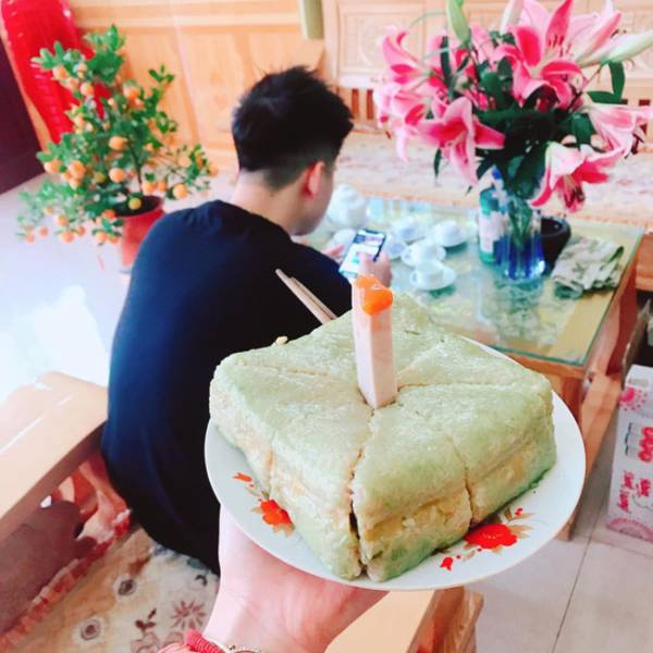 Anh chàng được em gái tặng bánh chưng thay bánh sinh nhật.