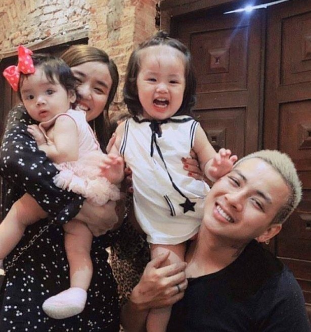 Hoài Lâm bên vợ và hai con gái.