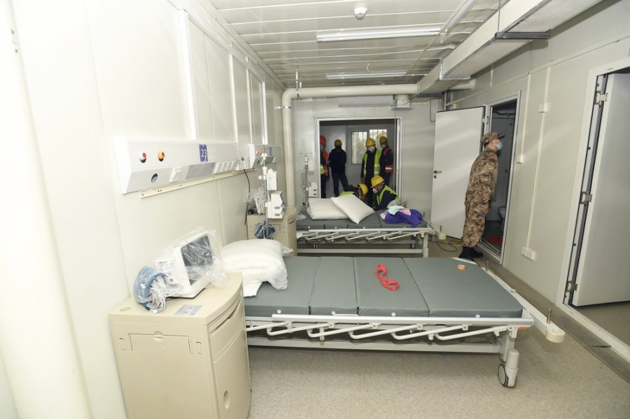 Mỗi phòng có 2 giường bệnh cùng hệ thống cung cấp oxy phục vụ cho việc điều trị.