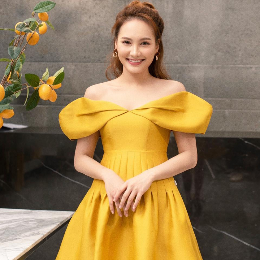 Hoặc Bảo thanh cũng rất ưa thích kiểu tóc xoăn buộc đuôi ngựa nửa đầu như thế này vừa trẻ trung tươi tắn lại cũng rất sang
