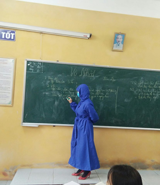 Cô giáo mặc bộ đồ kín mít khi đứng giảng bài trên bục giảng.
